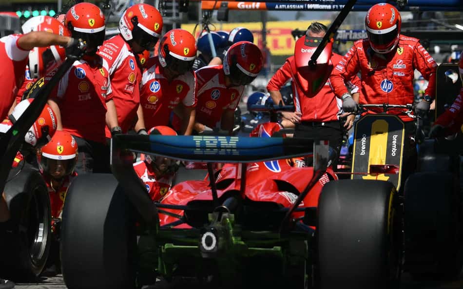 Charles Leclerc em pitstop na garagem da Ferrari durante treino no GP da Itália pela F1 2026