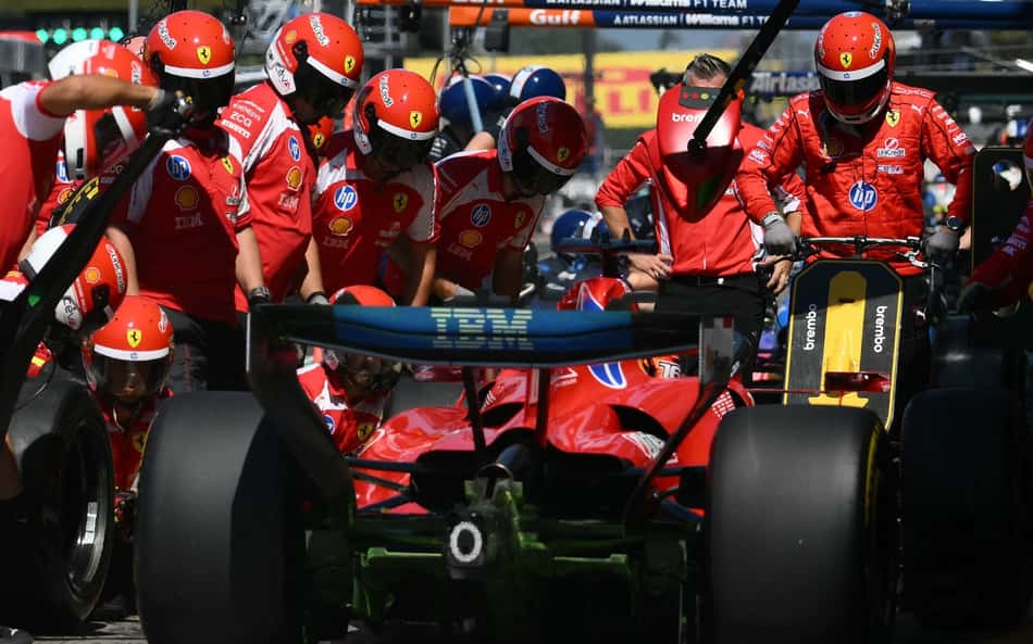 Charles Leclerc em pitstop na garagem da Ferrari durante treino no GP da Itália pela F1 2026
