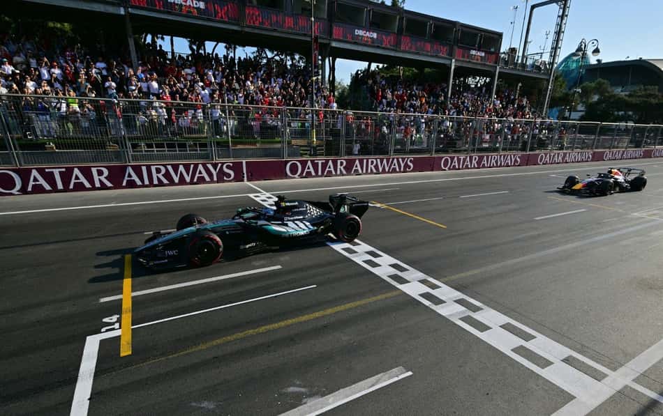 Com Max Verstappen na cola, George Russell recebe a bandeirada no GP do Azerbaijão pela F1 2026