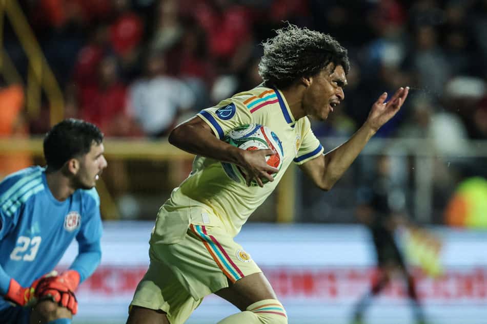 O meio-campista de Curaçao, número 21, Tahith Chong, comemora o segundo gol de sua equipe durante a partida da Copa das Nações da Concacaf entre Costa Rica e Curaçao, no estádio Ricardo Saprissa, em San José, em 24 de setembro de 2026