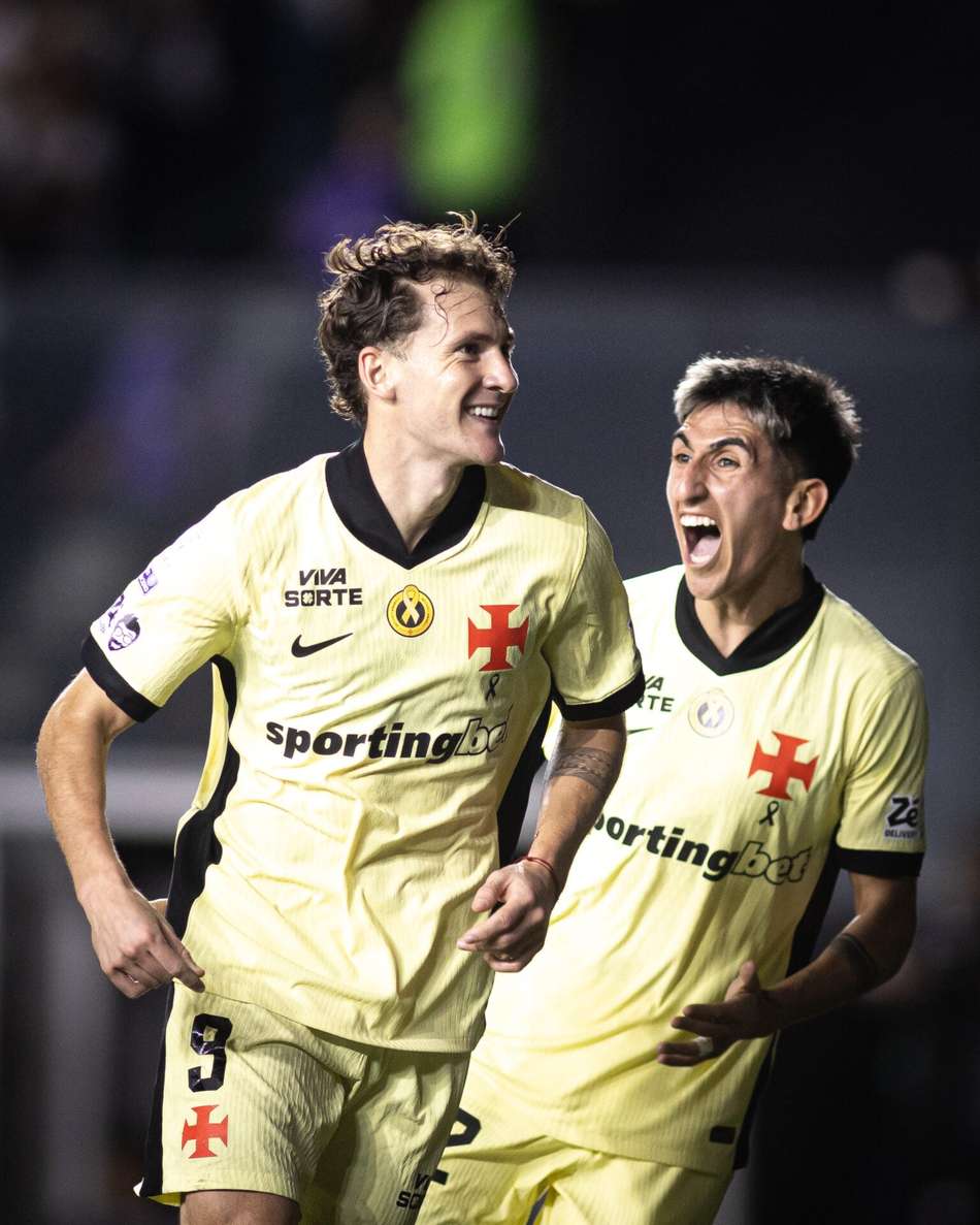 Colidio comemora gol marcado em Vasco x Coritiba