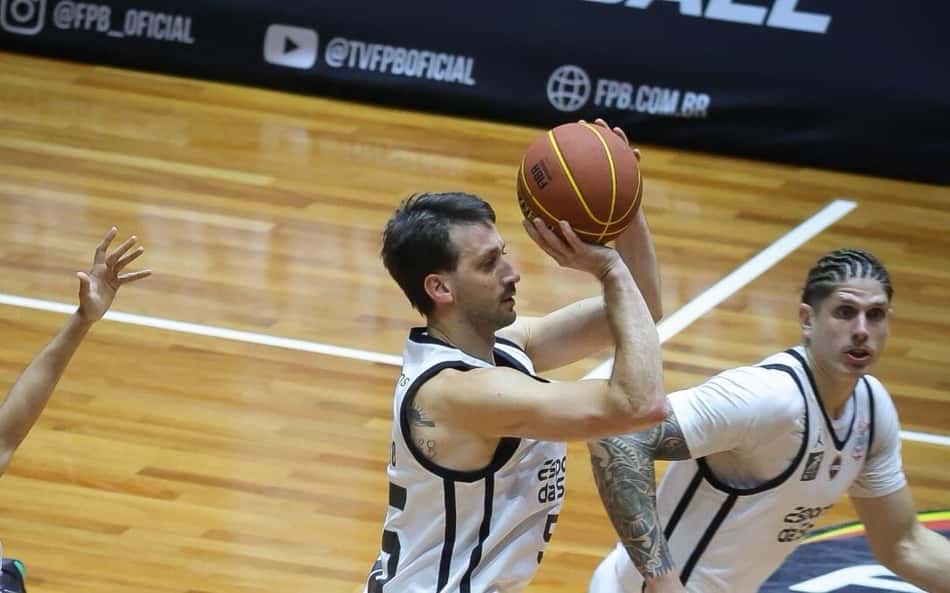 Elinho, do Corinthians, arremessa em jogo do Campeonato Paulista de basquete 2026