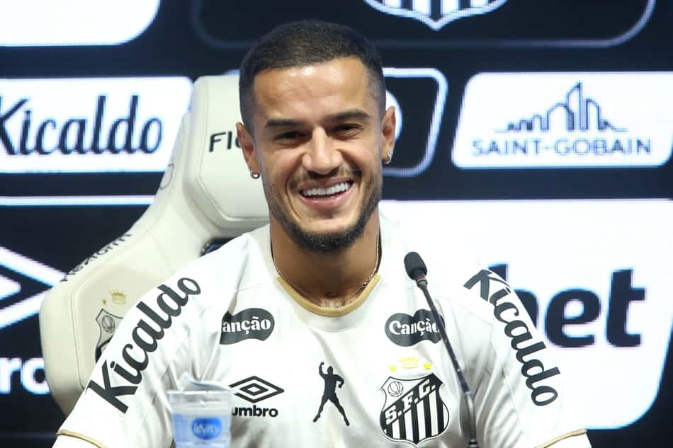 Coutinho sorri durante apresentação do Santos