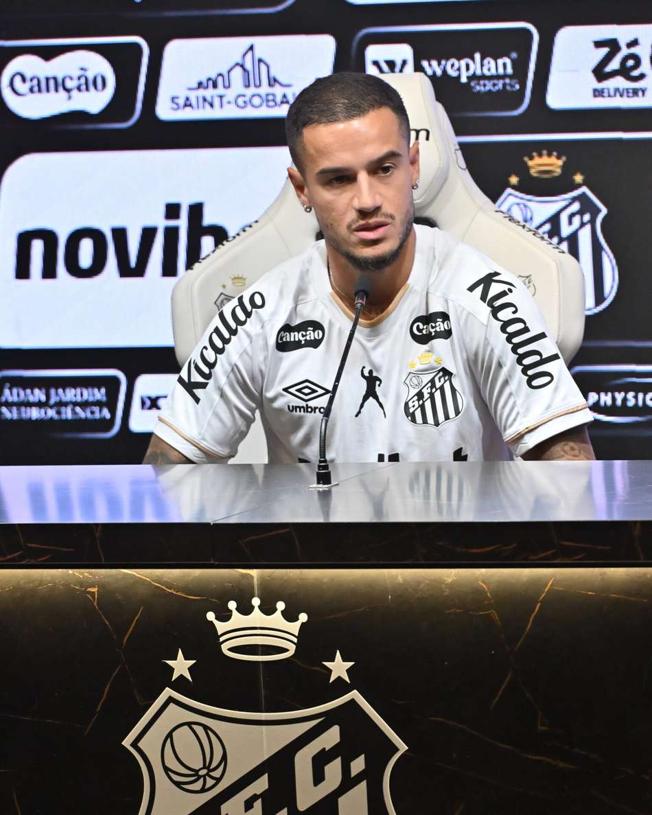 Coutinho durante apresentação do Santos