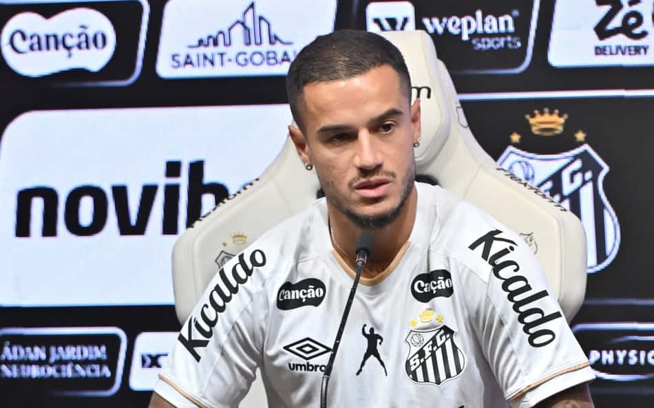 Coutinho explica saída do Vasco em apresentação no Santos