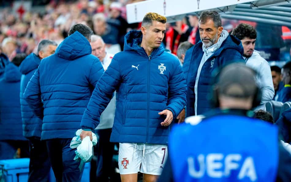 O atacante português número 7, Cristiano Ronaldo, caminha para o banco de reservas antes da partida de futebol do Grupo A4 da Liga das Nações da UEFA entre Noruega e Portugal, em Oslo, em 27 de setembro de 2026.