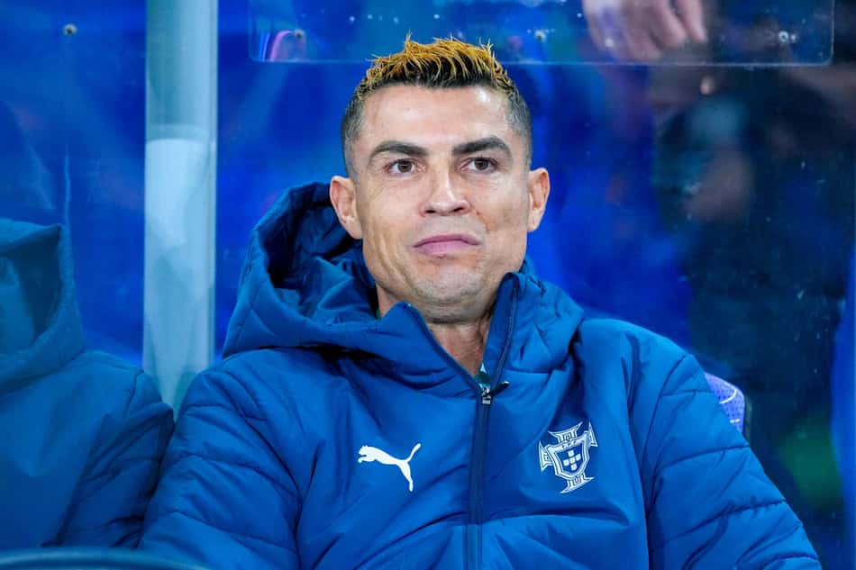 O atacante português número 7, Cristiano Ronaldo, sentado no banco de reservas antes da partida do Grupo A4 da Liga das Nações da UEFA entre Noruega e Portugal, em Oslo, no dia 27 de setembro de 2026.