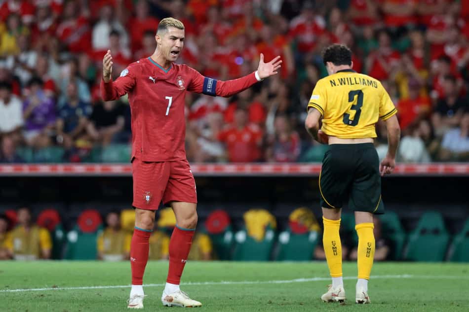 O atacante português número 07, Cristiano Ronaldo, reage ao passe do zagueiro galês número 03, Neco Williams, durante a partida de futebol do grupo A4 da fase de grupos da Liga das Nações da UEFA entre Portugal e País de Gales, no estádio José Alvalade, em Lisboa, em 24 de setembro de 2026