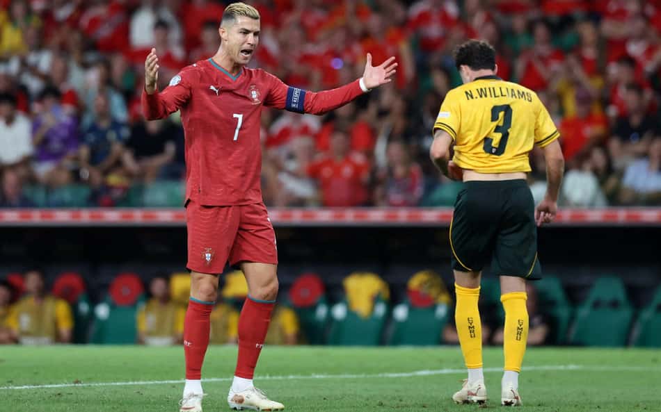 O atacante português número 07, Cristiano Ronaldo, reage ao passe do zagueiro galês número 03, Neco Williams, durante a partida de futebol do grupo A4 da fase de grupos da Liga das Nações da UEFA entre Portugal e País de Gales, no estádio José Alvalade, em Lisboa, em 24 de setembro de 2026