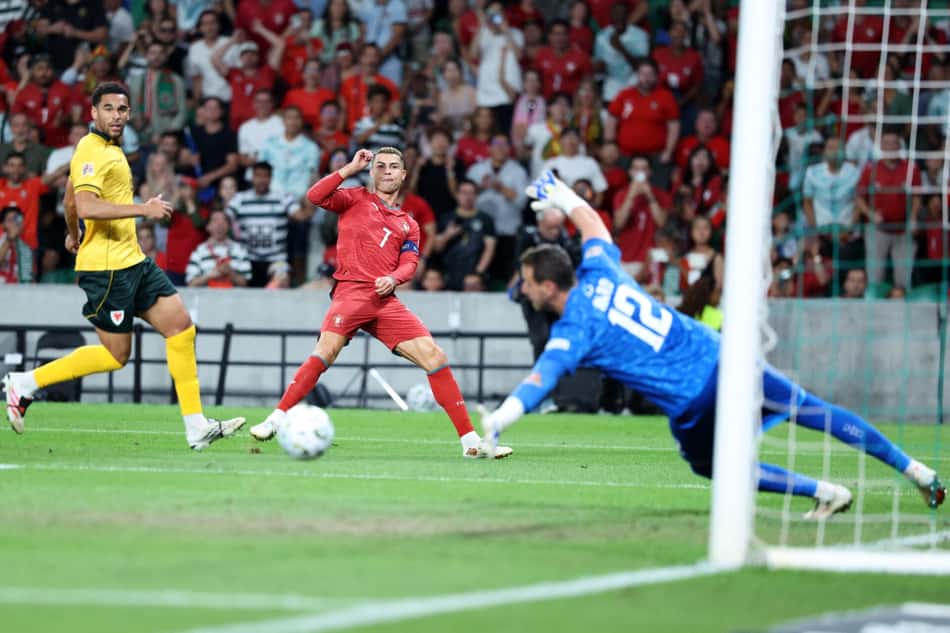 Cristiano Ronaldo em ação em Portugal x Gales