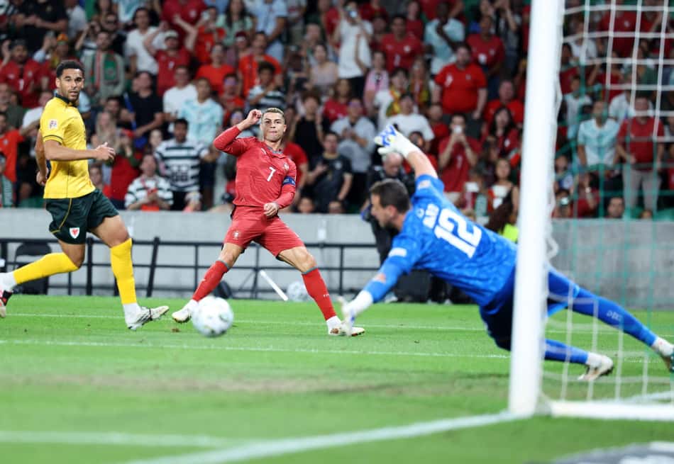 Cristiano Ronaldo em ação em Portugal x Gales