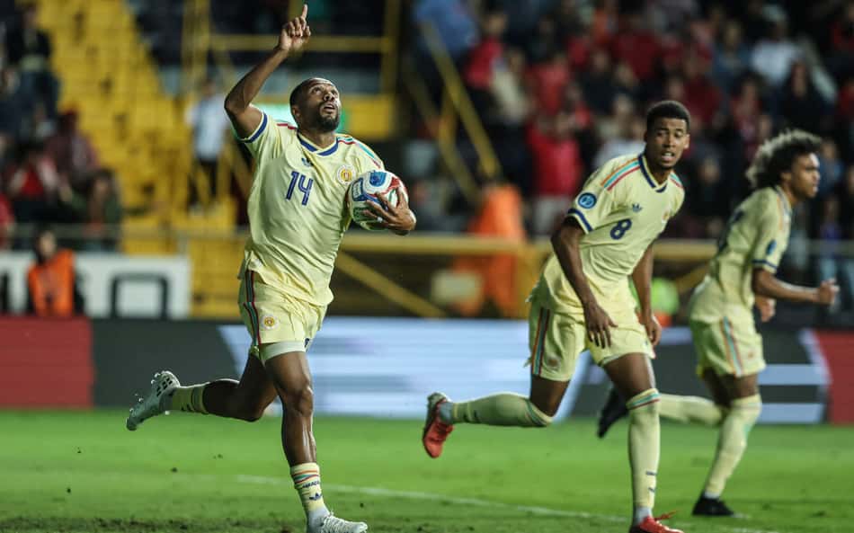 O atacante número 14 de Curaçao, Kenji Gorre, comemora o terceiro gol de sua equipe durante a partida da Copa das Nações da Concacaf entre Costa Rica e Curaçao, no estádio Ricardo Saprissa, em San José, em 24 de setembro de 2026