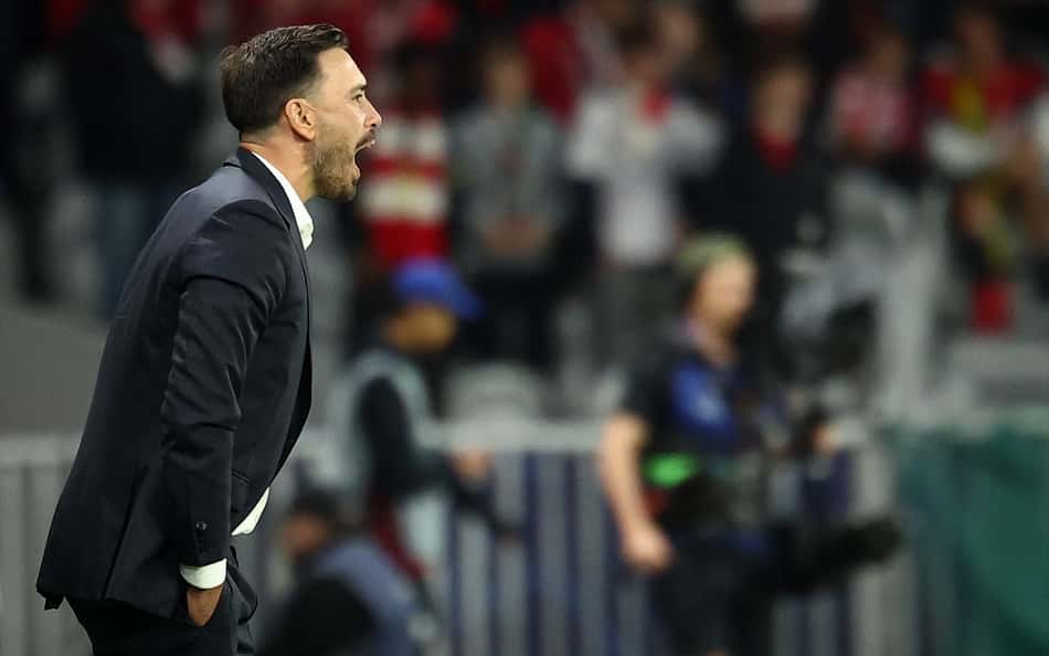 O técnico italiano do Lille, Davide Ancelotti, reage na área técnica durante a partida de futebol da primeira rodada da fase de grupos da Liga dos Campeões da UEFA entre Lille (FRA) e Real Betis (ESP) no Estádio Pierre Mauroy, em Villeneuve d'Ascq