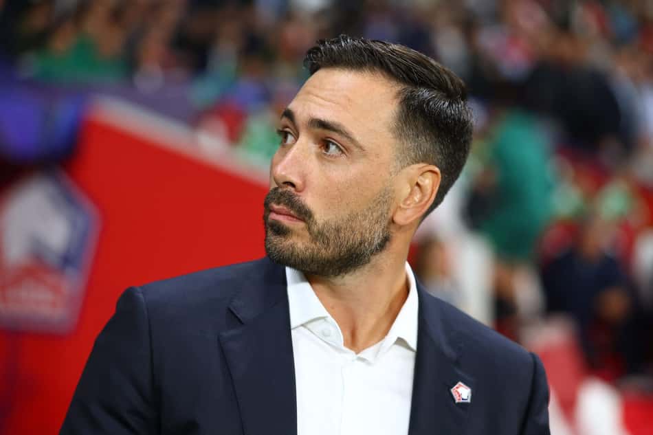 O técnico italiano do Lille, Davide Ancelotti, reage na área técnica durante a partida de futebol da primeira rodada da fase de grupos da Liga dos Campeões da UEFA entre Lille (FRA) e Real Betis (ESP) no Estádio Pierre Mauroy, em Villeneuve d'Ascq