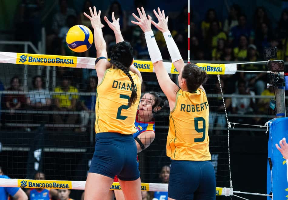 Diana e Roberta no bloqueio em Brasil x Colômbia pelo Sul-Americano feminino de vôlei