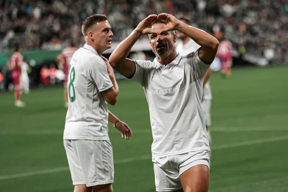 Ídolo do Flamengo, Diego comanda a vitória do Werder Bremen contra as lendas do Real Madrid na Alemanha