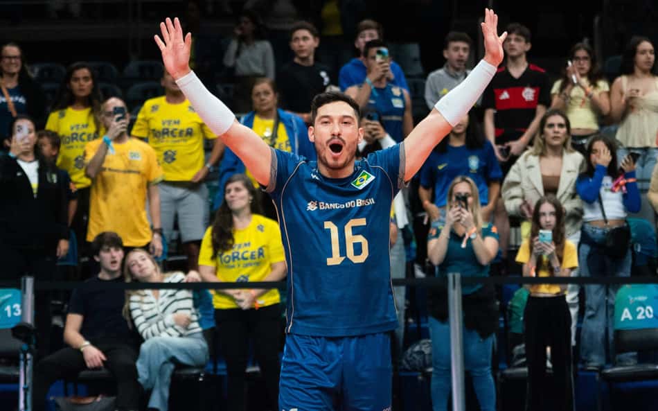 Douglas Pureza ergue os braços e vibra com ponto da Seleção Brasileira em jogo do Sul-Americano masculino de vôlei