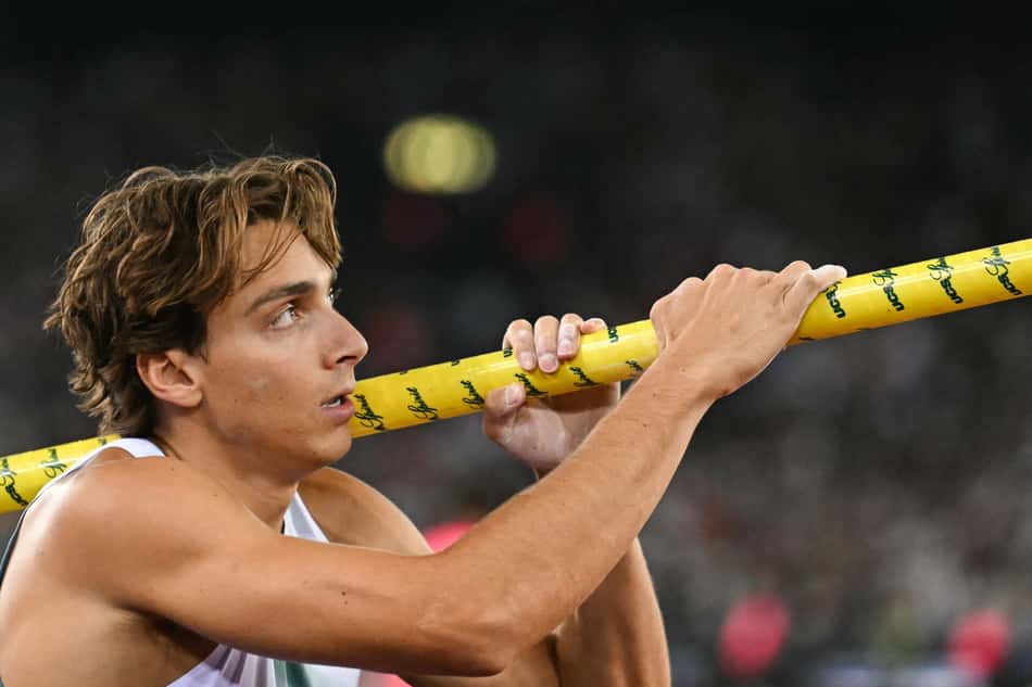 O sueco Armand "Mondo" Duplantis, do salto com vara, se prepara para competir na etapa de Zurique da Diamond League