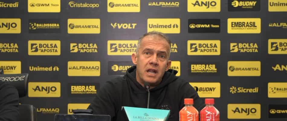 Em coletiva após jogo do Criciúma, Eduardo Baptista cravou que não procede a informação de acerto com o Internacional