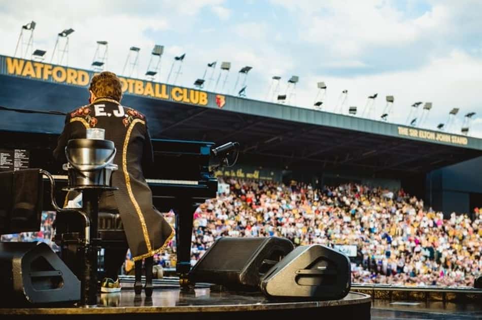 Elton John toca piano no centro do estádio do Watford para público presente