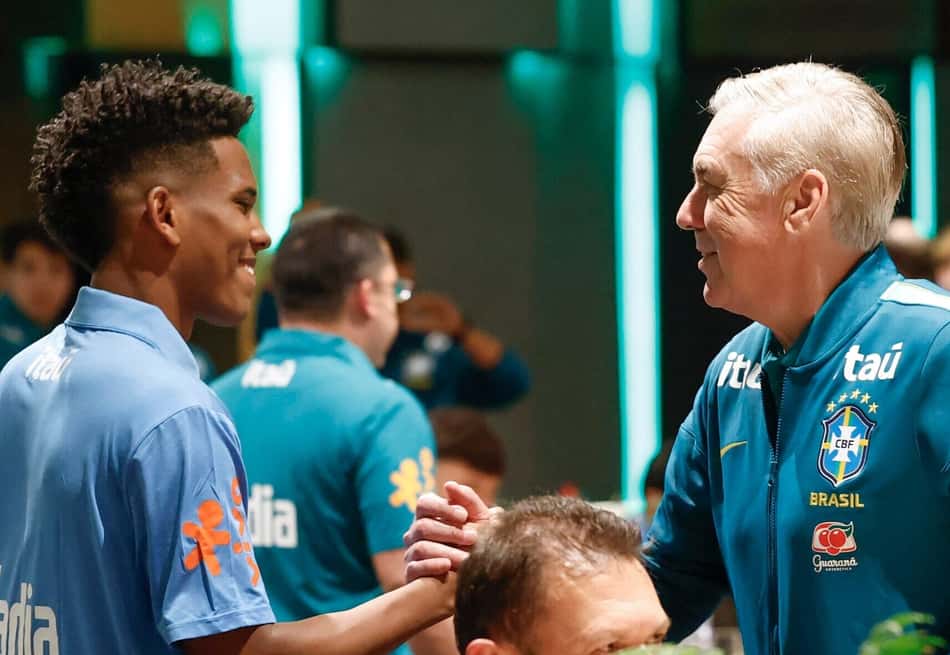 Estêvão cumprimenta Carlo Ancelotti na chegada à Austrália