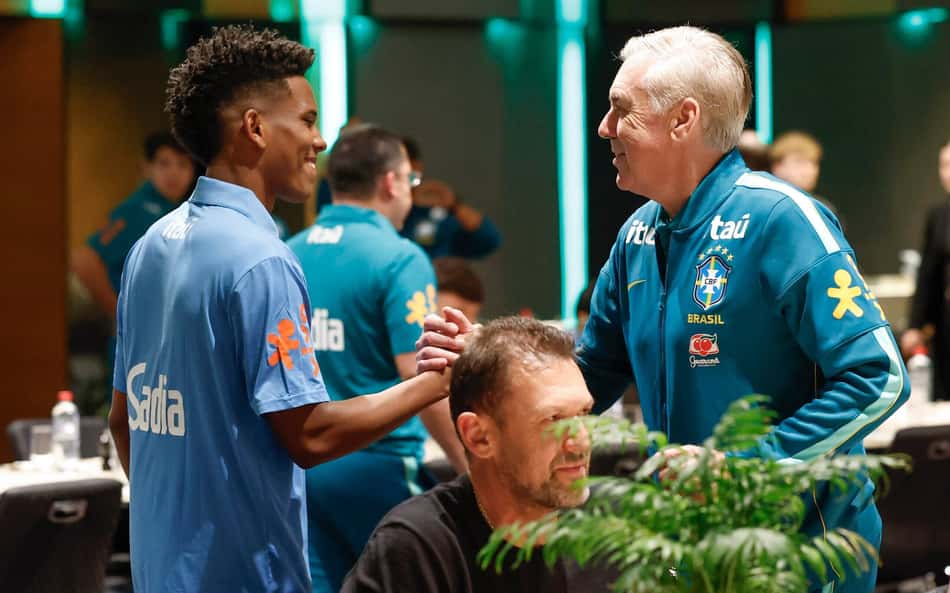 Estêvão cumprimenta Carlo Ancelotti na chegada à Austrália