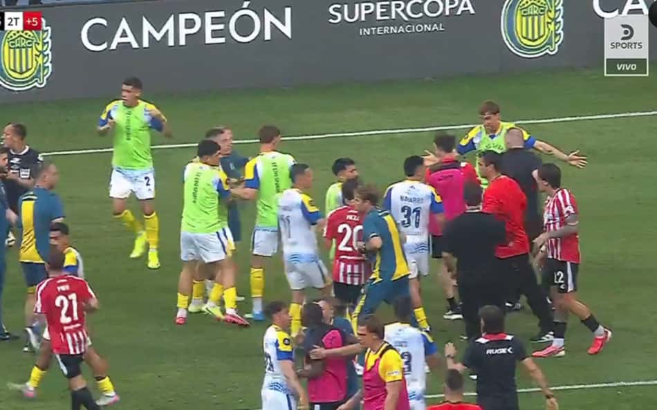 Confusão no gramado entre jogadores do Estudiantes e do Rosário Central