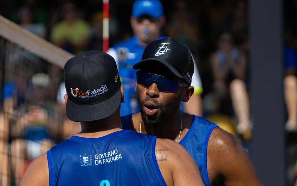 Arthur Lanci, de costas, peita Evandro, de frente, em comemoração de ponto marcado no Sul-Americano de vôlei de praia