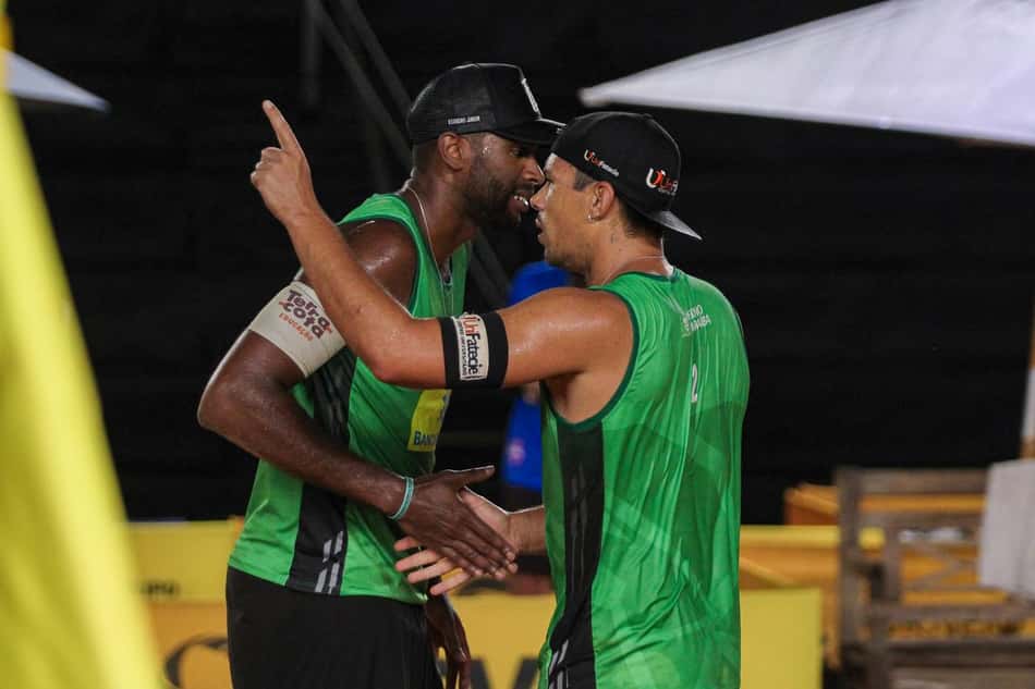 Evandro e Arthur Lanci comemoram ponto em jogo do Sul-Americano de vôlei de praia