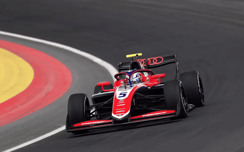 Freddie Slater, da F3, em ação na curva La Monumental, a de maior inclinação da F1 2026