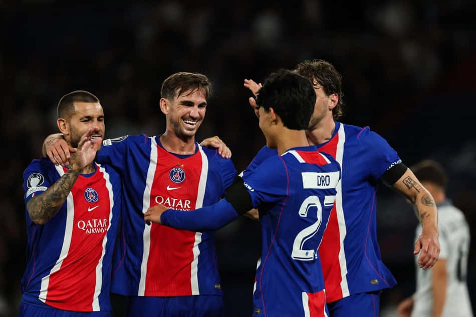 O meio-campista espanhol do Paris Saint-Germain, nº 08 Fabian Ruiz (2º da esquerda), comemora com o zagueiro francês do Paris Saint-Germain, nº 21 Lucas Hernandez (à esquerda), o meio-campista espanhol do Paris Saint-Germain, nº 27 Dro Fernandez (2º da direita) e o zagueiro ucraniano do Paris Saint-Germain, nº 06 Illia Zabarnyi (à direita), após marcar o sexto gol de sua equipe durante a partida da fase de grupos da Liga dos Campeões da UEFA, 1ª rodada, entre Paris Saint-Germain (PSG) e Slovan Bratislava, no Estádio Parc des Princes, em Paris, em 9 de setembro de 2026.