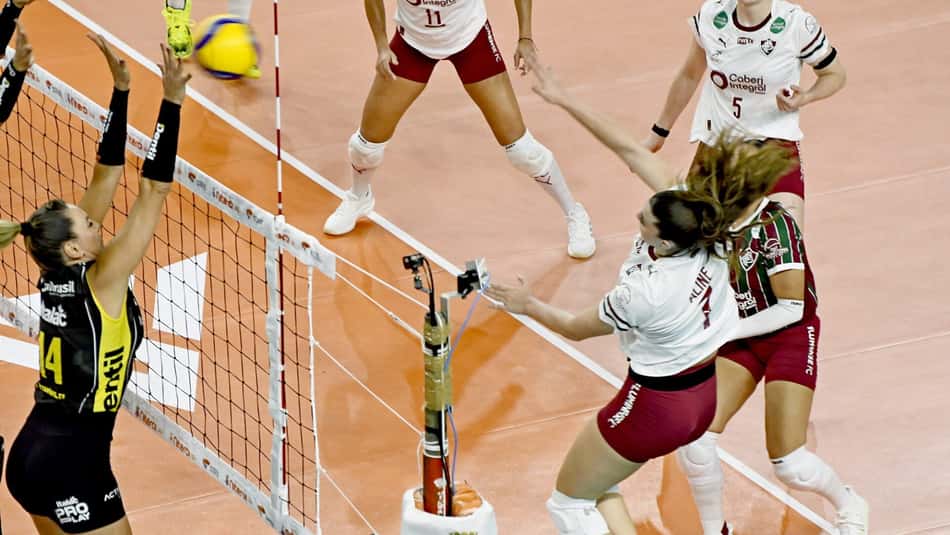 Fabíola sobe no bloqueio em Praia Clube x Fluminense pela Copa Supervôlei