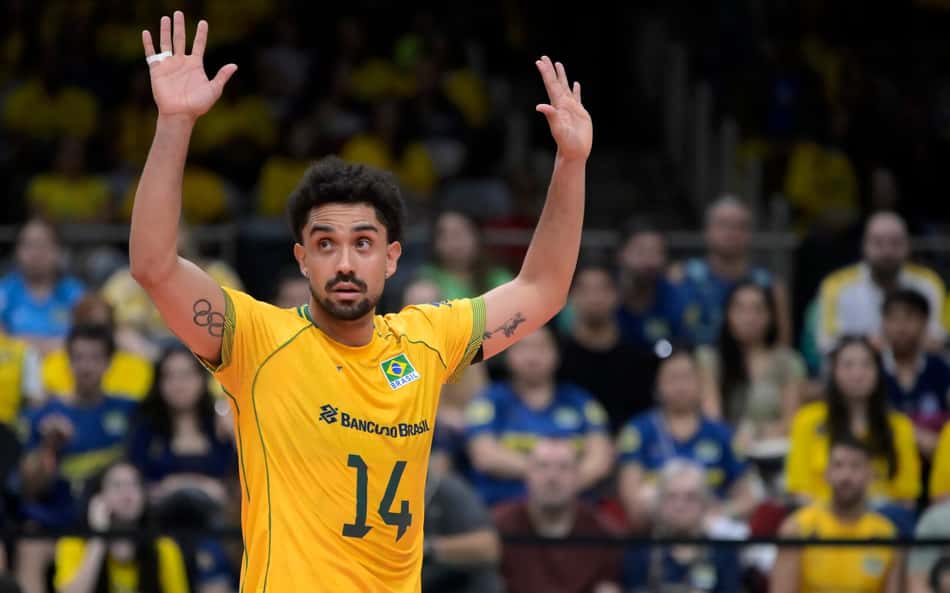Fernando Cachopa ergue as mãos em jogo da Seleção Brasileira pelo Sul-Americano masculino de vôlei
