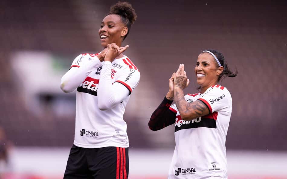 Núbia, à esquerda, e Fabi Simões, à direita, comemoram gol