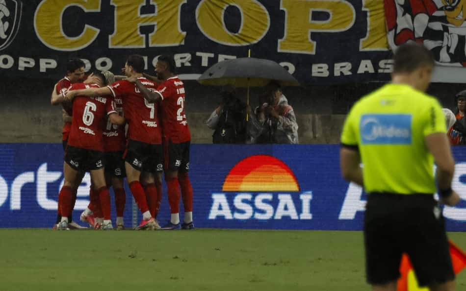 Jogadores do Flamengo se abraçam após gol marcado no brasileirão