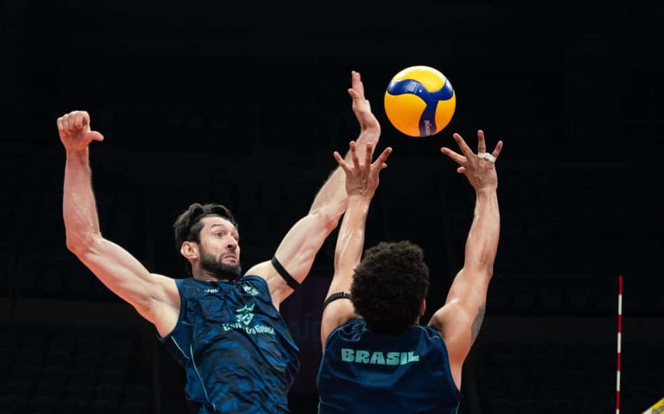 Flávio ataca em treino da Seleção Brasileira antes do Sul-Americano de vôlei
