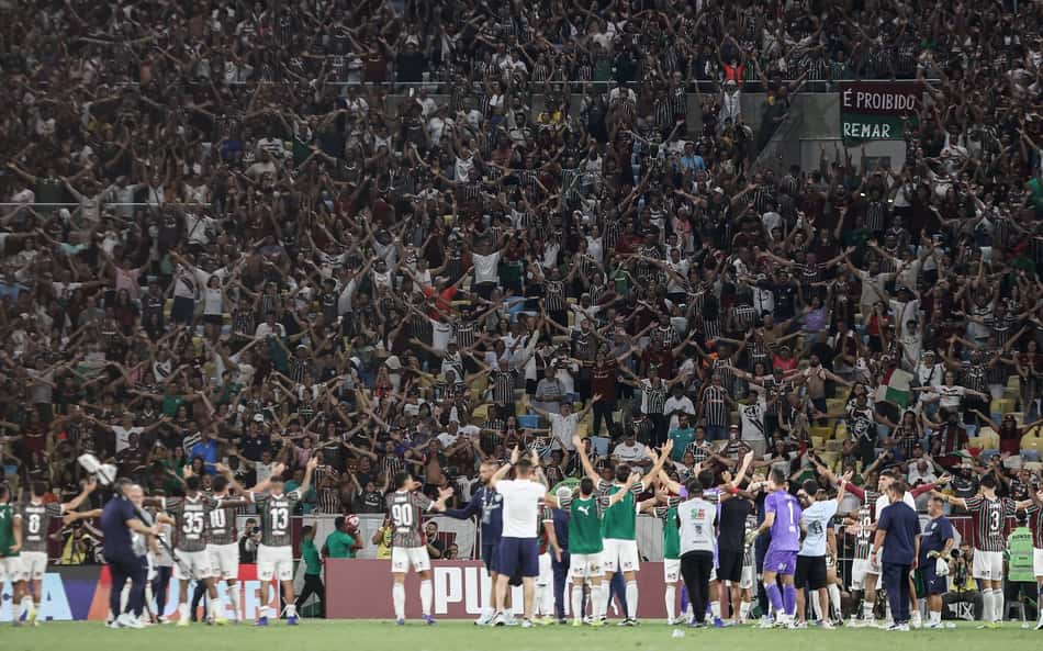 Time do Fluminense comemora a classificação para a final do Carioca com a torcida no Maracanã (Foto: Lucas Merçon/FFC)