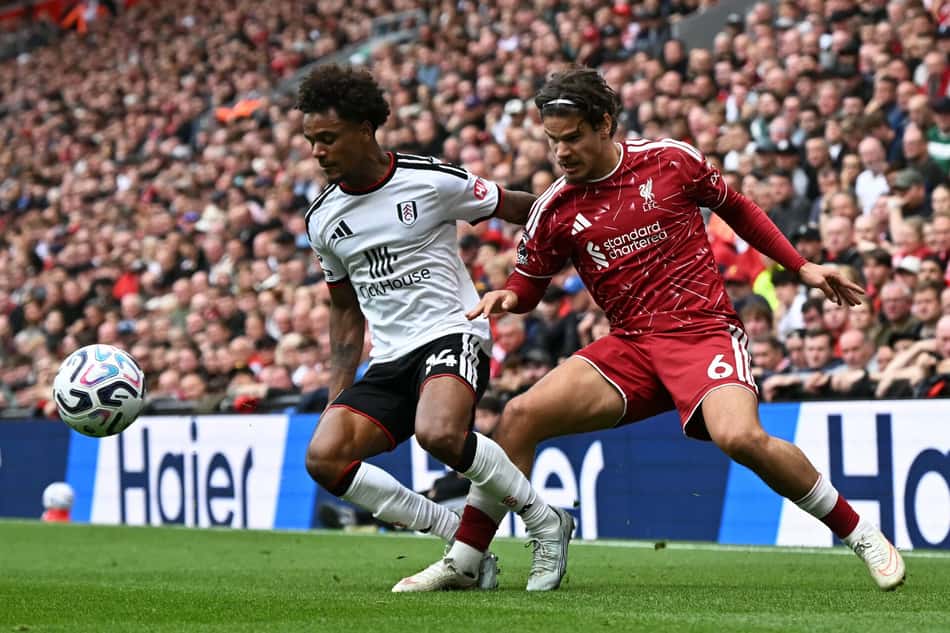 O meio-campista norueguês do Fulham, nº 14 Oscar Bobb (E), disputa a bola com o zagueiro húngaro do Liverpool, nº 06 Milos Kerkez (D), durante a partida do Campeonato Inglês entre Liverpool e Fulham, no Anfield, em Liverpool, noroeste da Inglaterra