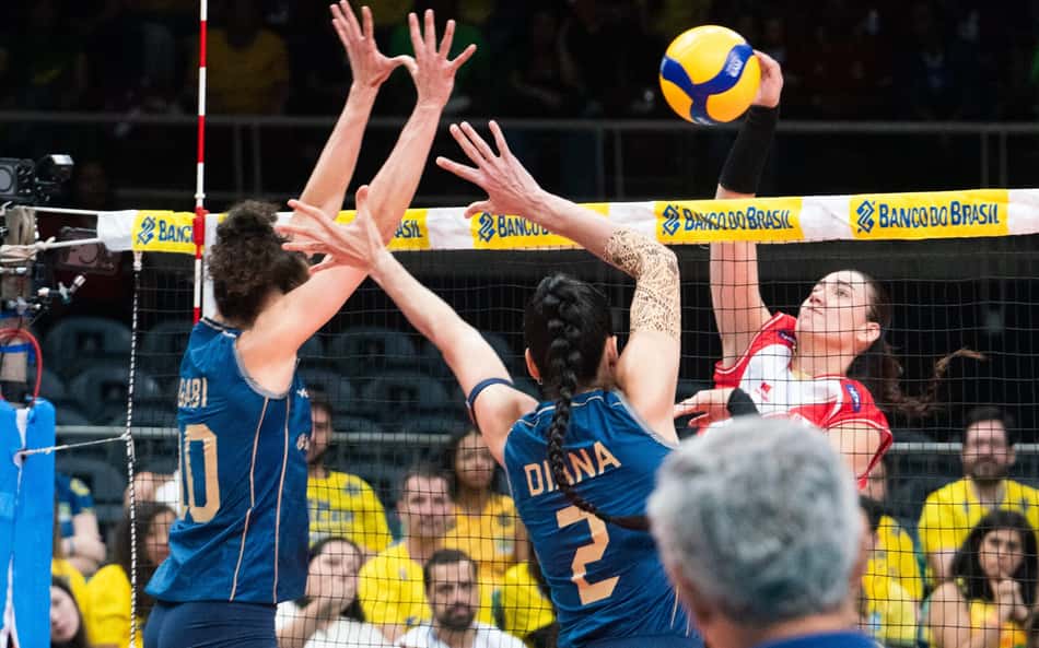 Gabi Guimarães, camisa 10, e Diana, número 2, compõem o bloqueio duplo do Brasl contra o ataque do Peru em jogo do Sul-Americano feminino de vôlei