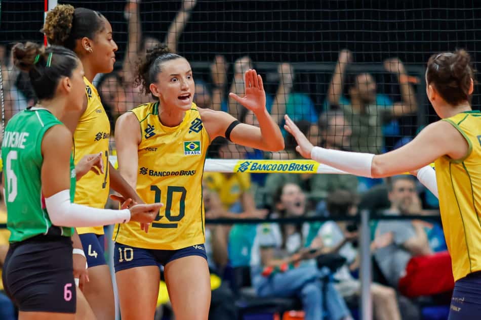 Gabi Guimarães comemora ponto em Brasil x Colômbia pelo Sul-Americano de vôlei