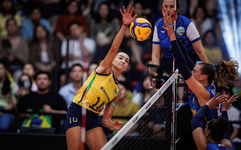 Gabi Guimarães realiza movimento de ataque contra bloqueio duplo em Brasil x Itália pela semifinal do Campeonato Mundial de 2025