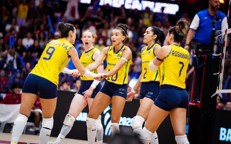 Com Gabi Guimarães no centro, jogadoras da Seleção Brasileira comemoram ponto na disputa de terceiro lugar do Campeonato Mundial de 2025, contra o Japão