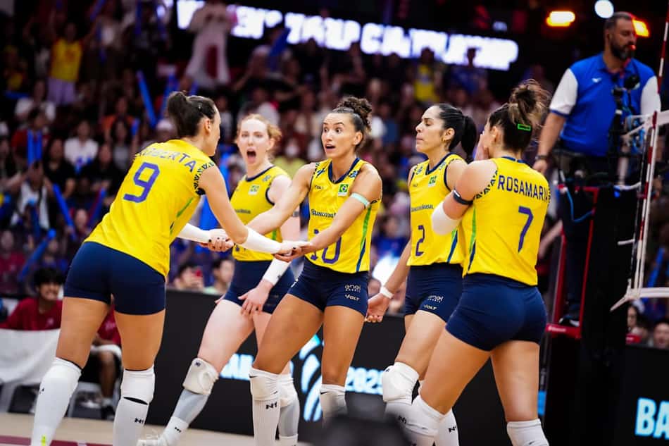 Com Gabi Guimarães no centro, jogadoras da Seleção Brasileira comemoram ponto na disputa de terceiro lugar do Campeonato Mundial de 2025, contra o Japão