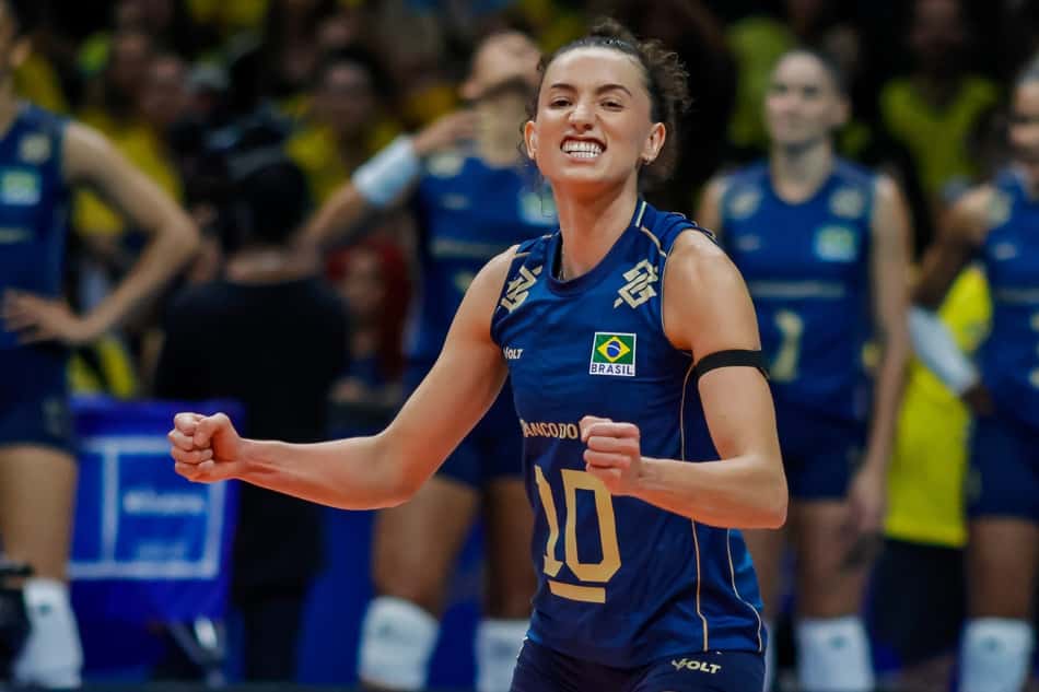 Gabi Guimarães comemora ponto em Brasil x Peru no Sul-Americano de vôlei