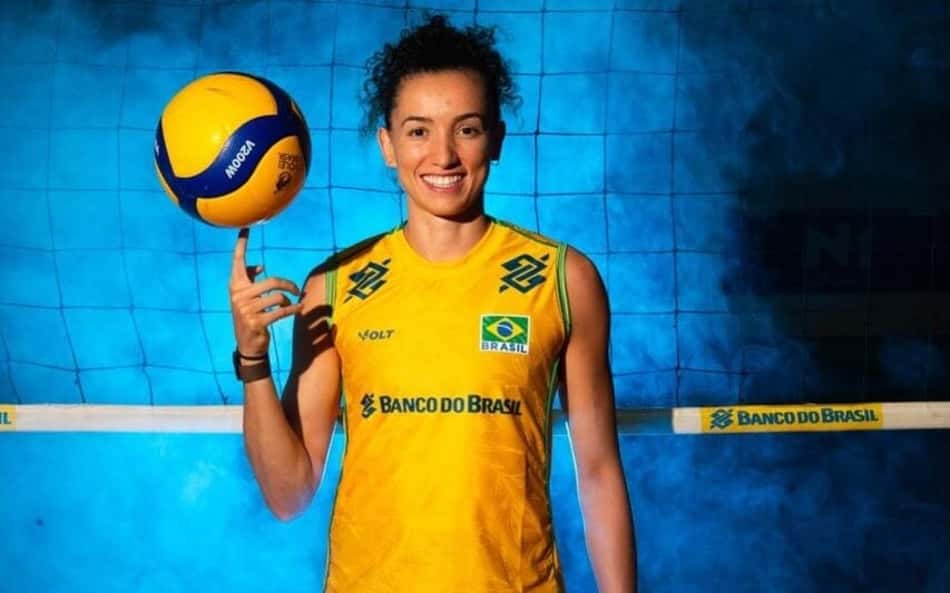 Gabi Guimarães gira bola com o dedo indicador direito em sessão de fotos da Seleção Brasileira feminina de vôlei