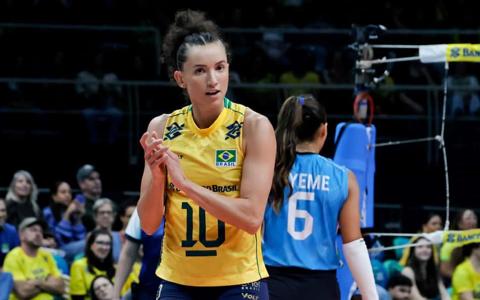 Gabi Guimarães bate palma na estreia do Brasil no Sul-Americano de vôlei