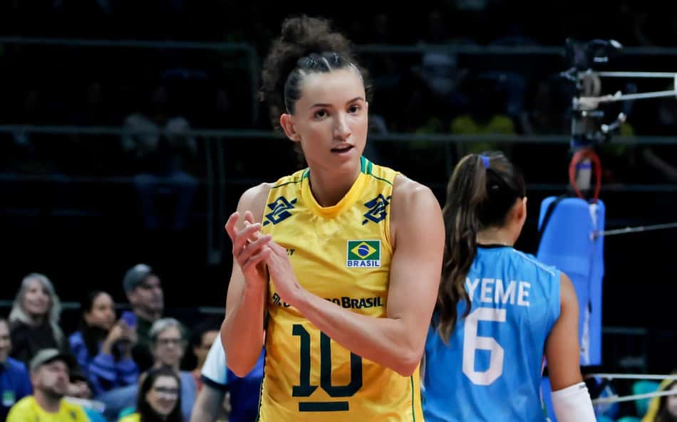Gabi Guimarães bate palma na estreia do Brasil no Sul-Americano de vôlei