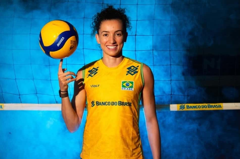 Gabi Guimarães gira bola com o dedo indicador direito em sessão de fotos da Seleção Brasileira feminina de vôlei