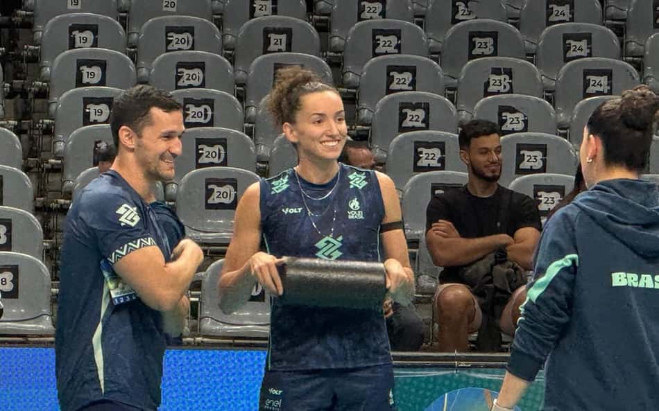 Gabi Guimarães faz aquecimento separado no treino da Seleção de vôlei