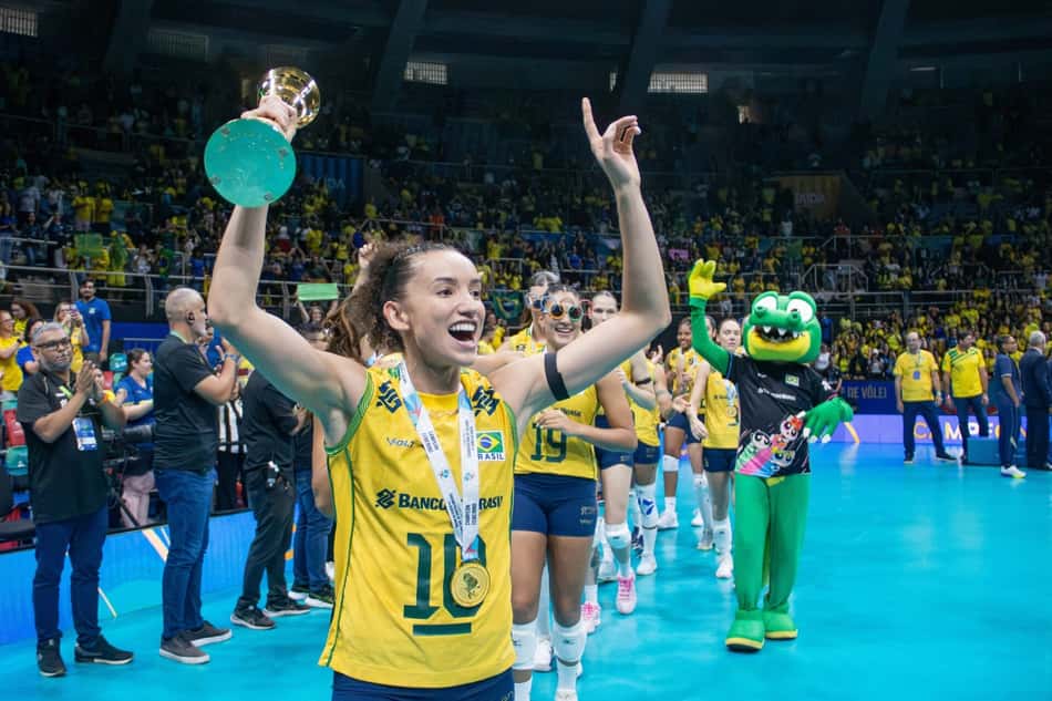Gabi Guimarães com troféu do Sul-Americano de vôlei